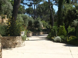 Property grounds - Stone farmhouse 320 m2 on 1 hectare in the heart of the Alpilles, guaranteed peace and quiet, (Orgon)