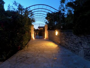 Property grounds - Stone farmhouse 320 m2 on 1 hectare in the heart of the Alpilles, guaranteed peace and quiet, (Orgon)