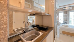 Una cucina moderna con un lavello doppio, un fornello e un grande specchio.