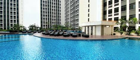 Una piscina al aire libre