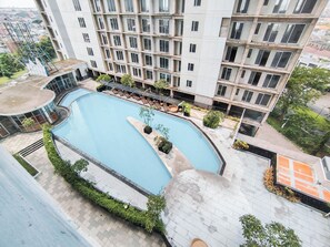 Una piscina al aire libre