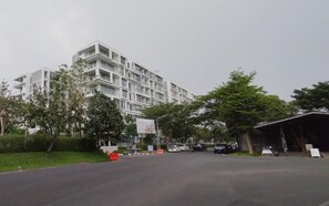 Exterior - Tranquil And Modern Haven 2Br At The Rosebay Apartment (Surabaya)