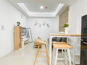 Standard Apartment | Makan dalam bilik