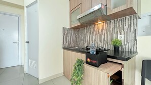 Una cocina moderna con estufa integrada, dispensador de agua y extractor de humos.