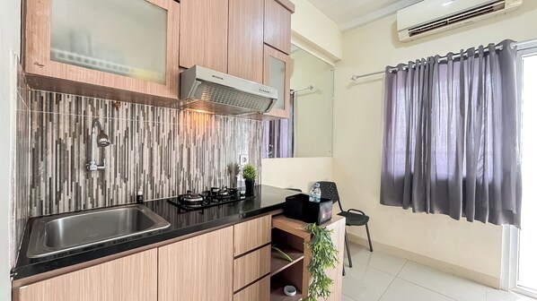 Private kitchen - 2Br Apartment Direct Access To Mall At Green Pramuka City (Jakarta)
