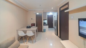 Un apartamento moderno con comedor, sala de estar y cocina.