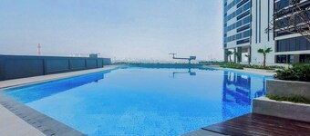 Well Furnished 1Br At Collins Boulevard Apartment