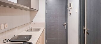 Well Furnished 1Br At Collins Boulevard Apartment