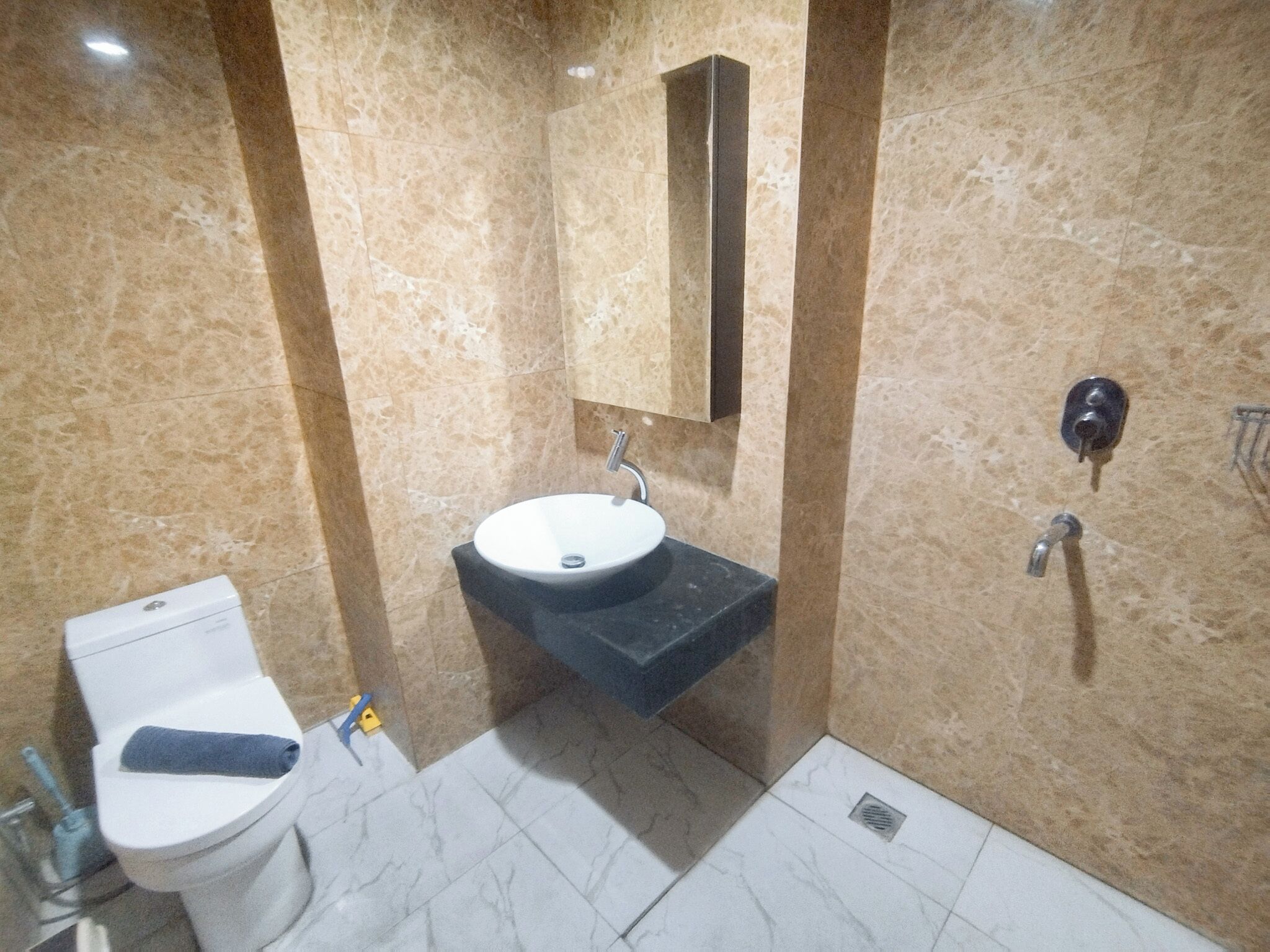 Un baño con inodoro, lavamanos y espejo.