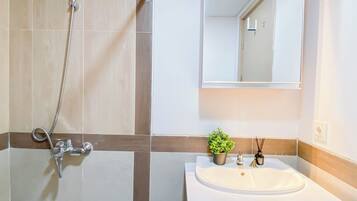 Standard Apartment | Bathroom
