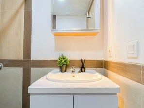 Standard Apartment | Bathroom