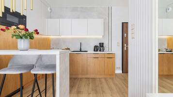 Kühlschrank, Mikrowelle, Herdplatte, Geschirrspüler