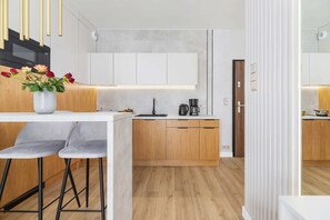 Réfrigérateur, micro-ondes, plaque de cuisson, lave-vaisselle