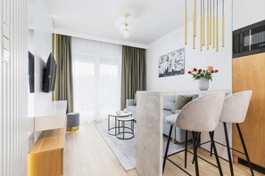 TV - Rakowicka 22C | Bright Apartment | Near Kraków GłównyRakowicka 22C Krakow | Innovative Apartment for Business Travellers | Close to the Old Town | Balconies | Modern Housing Estate (Kraków)