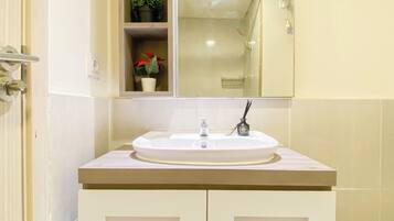 Standard Apartment | Bathroom