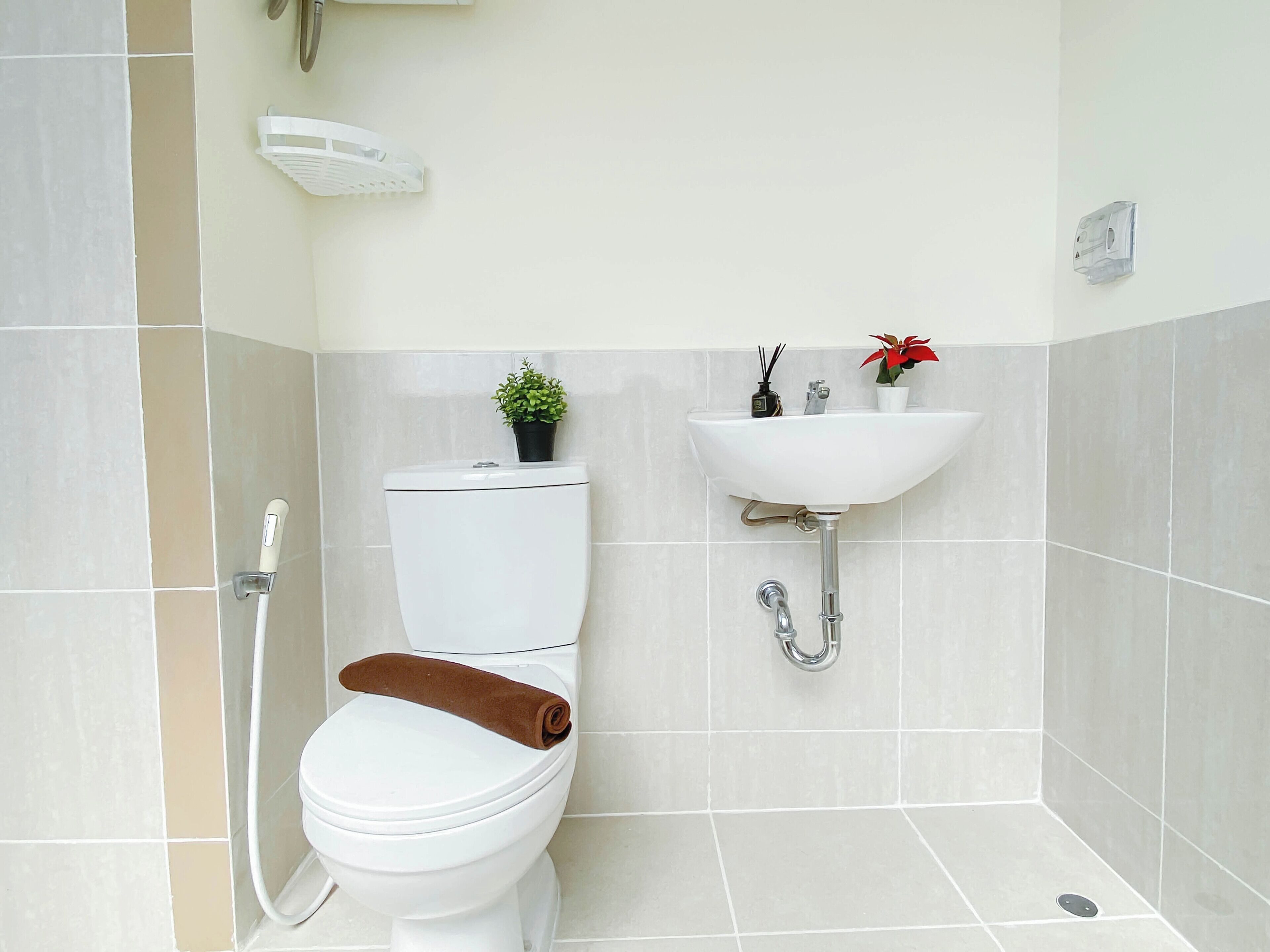 Ein Badezimmer mit Toilette, Waschbecken und Dusche.