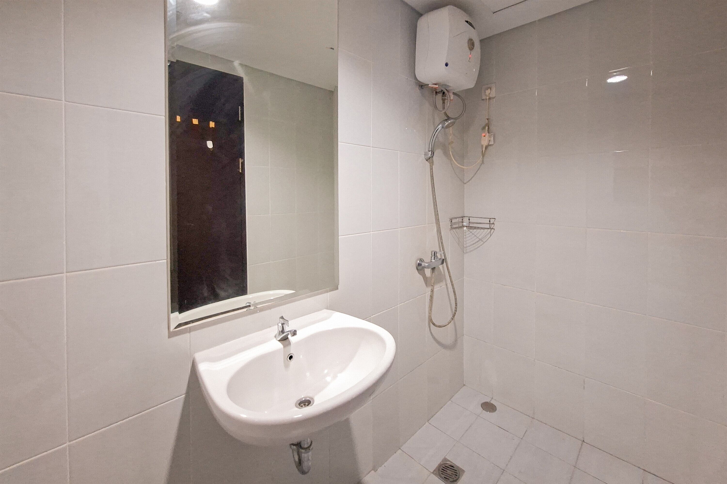 Ein Badezimmer mit Waschbecken, Spiegel und Dusche.
