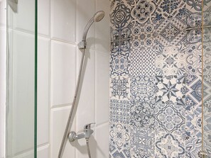 Standard Apartment | Bathroom
