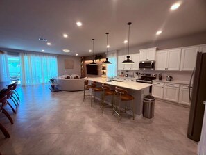 Køleskab, mikrobølgeovn, ovn, kogeplade