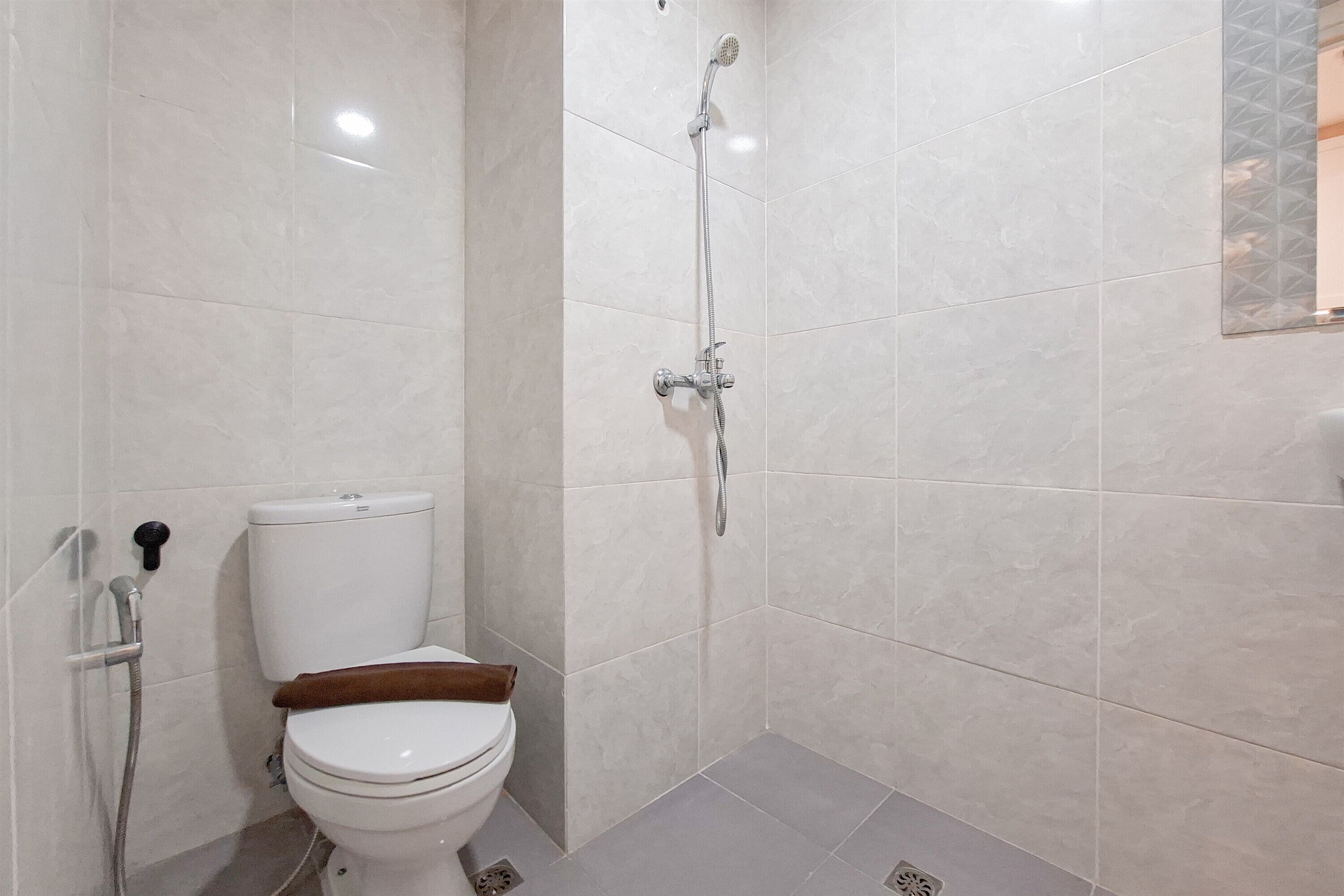 Un baño con inodoro, ducha y lavamanos.