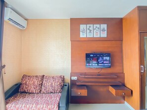 Interior - Warm Wood Accents Studio At Mangga Dua Apartment (Jakarta)
