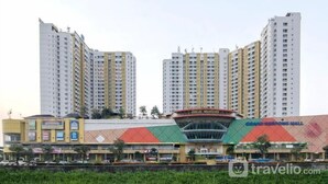 A multi-story hotel with a prominent entrance and a large shopping mall adjacent to it. - Modern Minimalist Studio (No Kitchen) At Great Western Apartment (Tangerang)