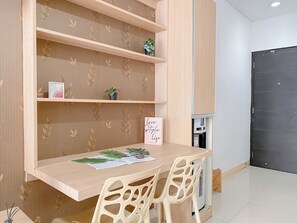 Standard-Apartment | Essbereich im Zimmer