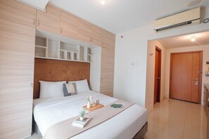 Standard Apartment | Bed sheets - Studio Apartment Near Kalibata Station At Woodland Park Residence (Jakarta)
