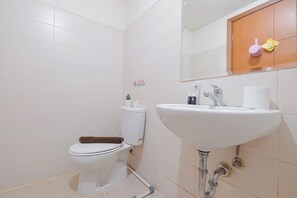 Standard Apartment | Bathroom - Studio Apartment Near Kalibata Station At Woodland Park Residence (Jakarta)