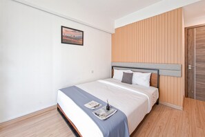 Standard Apartment | Bed sheets - Monochromatic 2Br With Extra Working Room Apartment Sky House Bsd (Pagedangan)