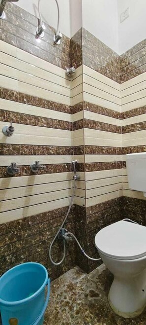 Bathroom sink - Ishi Homestay (Varanasi)