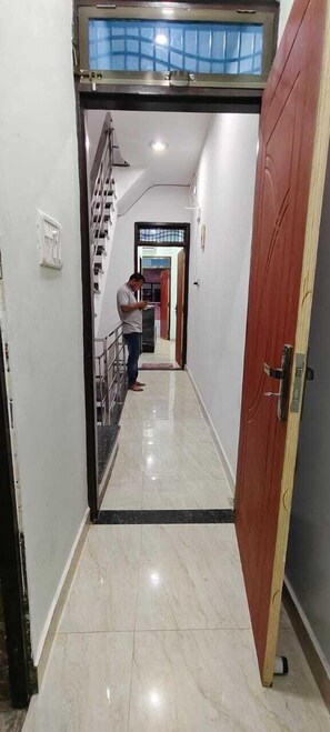 Desk, laptop workspace, free WiFi - Ishi Homestay (Varanasi)