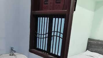 Comfort Single Room, Multiple Beds, Balcony, City View | Bathroom sink