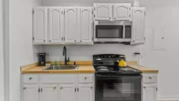 Placa de cocina, cafetera o tetera y utensilios de cocina