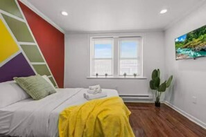 2 bedrooms, travel cot, bed sheets