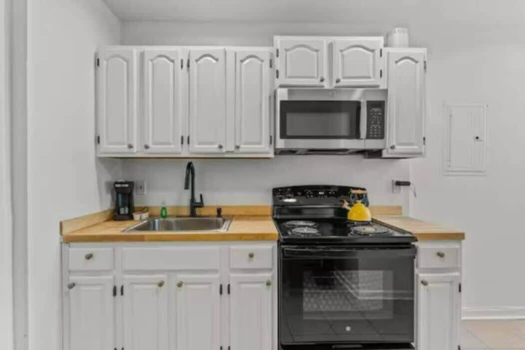 Liesi, kahvin-/teenkeitin, keittoastiat/astiat/ruokailuvälineet