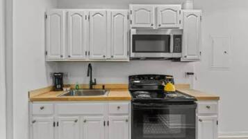 Liesi, kahvin-/teenkeitin, keittoastiat/astiat/ruokailuvälineet