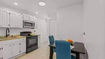 Liesi, kahvin-/teenkeitin, keittoastiat/astiat/ruokailuvälineet