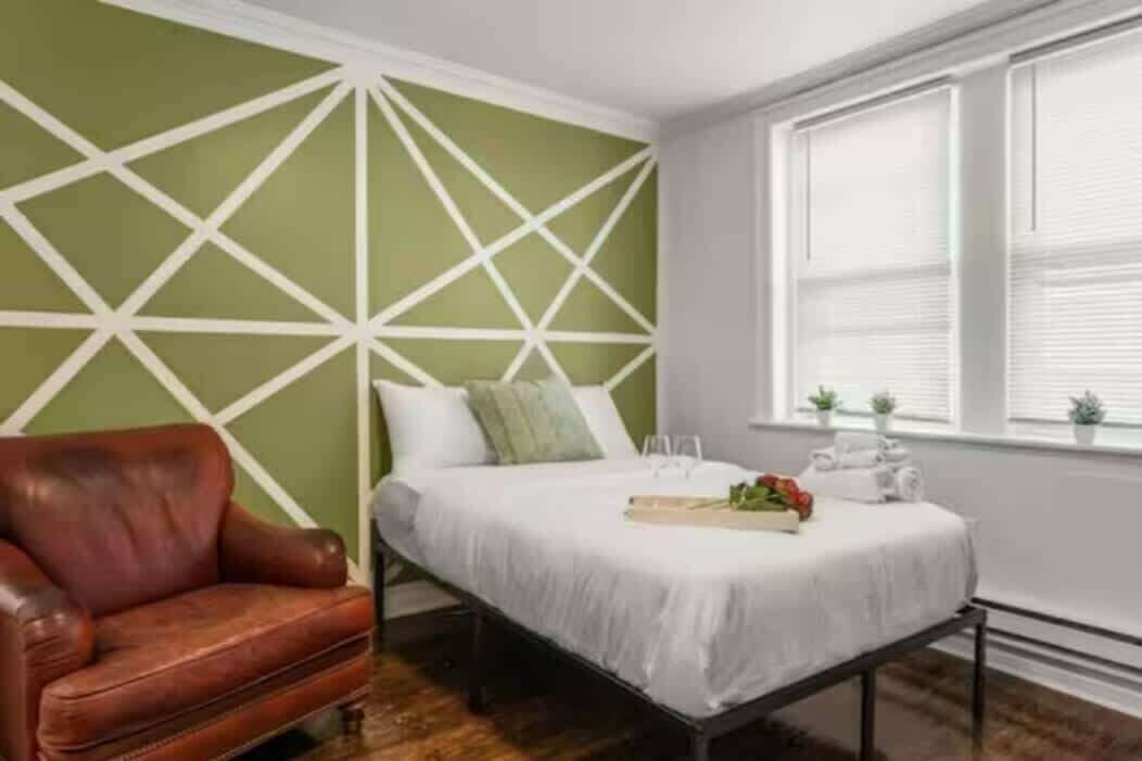 2 habitaciones, cuna de viaje y ropa de cama 