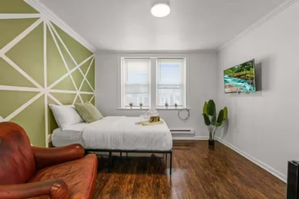 2 makuuhuonetta, vauvan matkasänky, vuodevaatteet