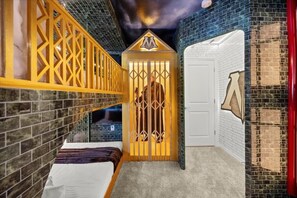 10 bedrooms, iron/ironing board, WiFi, bed sheets - 10 Bedrooms / 8 Bathrooms / Windsor Cay (16203CC) (Clermont)