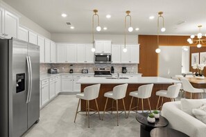 冷蔵庫、電子レンジ、オーブン、コンロ