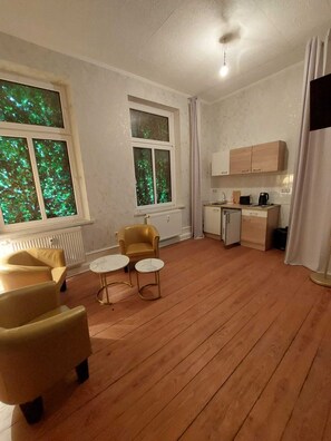 Fernseher, Kamin, Tischtennisplatte, Stereoanlage