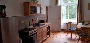 Fridge, oven, stovetop, coffee/tea maker