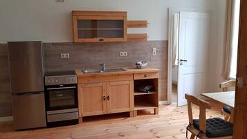 Fridge, oven, stovetop, coffee/tea maker