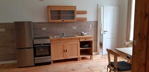 Kühlschrank, Ofen, Herdplatte, Wasserkocher mit Kaffee-/Teezubehör