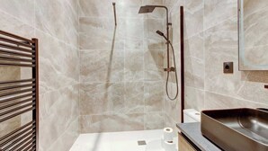Regadera, secadora de cabello, toallas, shampoo 