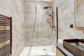 Regadera, secadora de cabello, toallas 