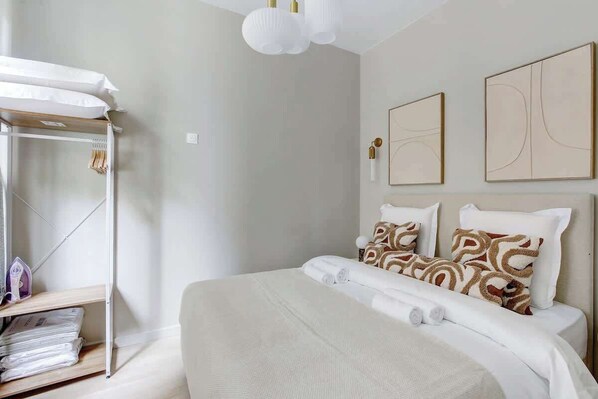 Iron/ironing board, WiFi, bed sheets