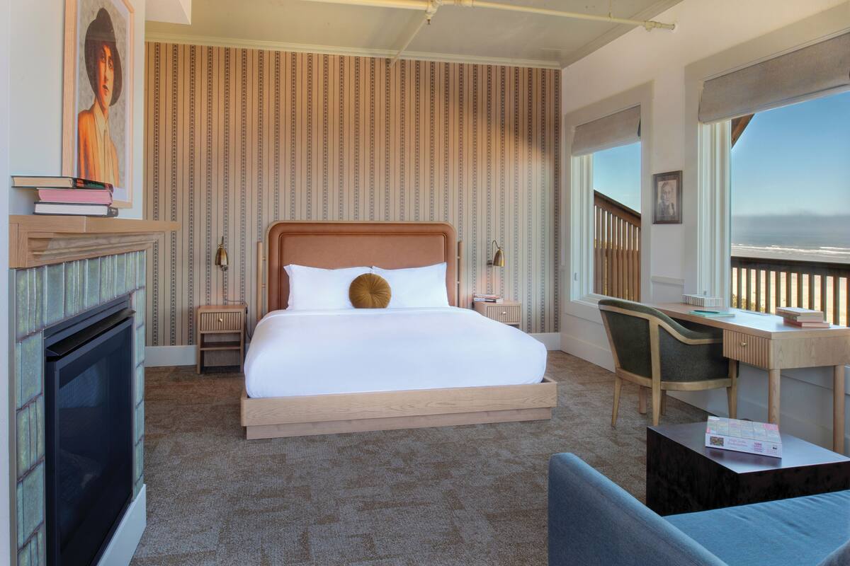 Agatha Christie - Oceanfront King | Egyptian cotton sheets, premium bedding, individually decorated